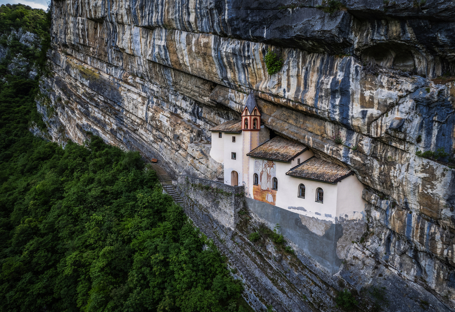 Von Rovereto aus lohnt sich auch eine kleine Wanderung zur Einsiedelei St. Columban und zum See San Colombano.