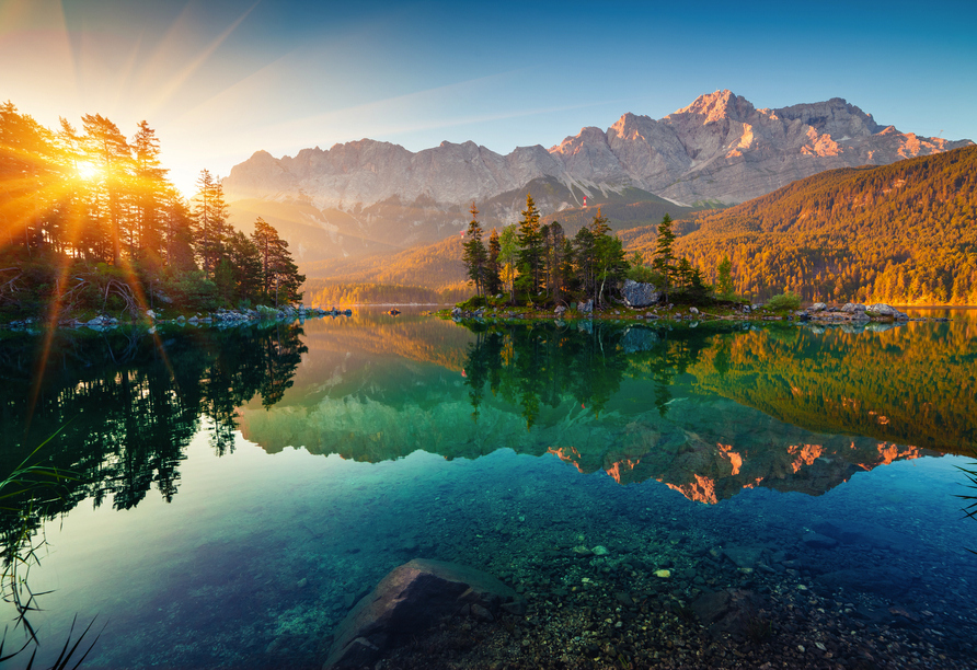 Der Eibsee erwartet Sie mit kristallklarem Wasser und einem beeindruckenden Blick auf die Zugspitze.