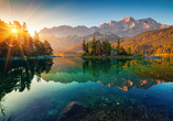 Der Eibsee erwartet Sie mit kristallklarem Wasser und einem beeindruckenden Blick auf die Zugspitze.