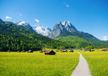 Rund um Garmisch-Partenkirchen erwartet Sie eine idyllische Berglandschaft.