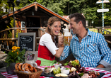 Im Biergarten lässt sich sommertags ein kühles Bier oder eine Spezialität vom Holzkohlegrill genießen.