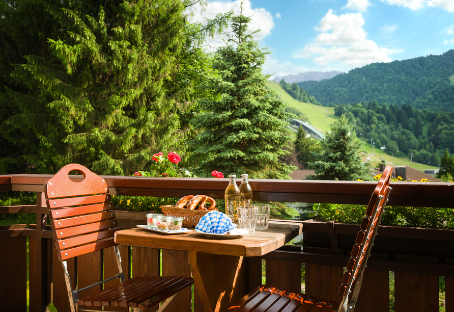 Vom Balkon aus bietet sich Ihnen ein grandioser Ausblick über die Berge.