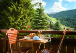 Vom Balkon aus bietet sich Ihnen ein grandioser Ausblick über die Berge.