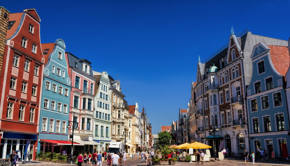 Schlendern Sie durch die Kröpeliner Straße mit ihren herrlichen Altbauten.