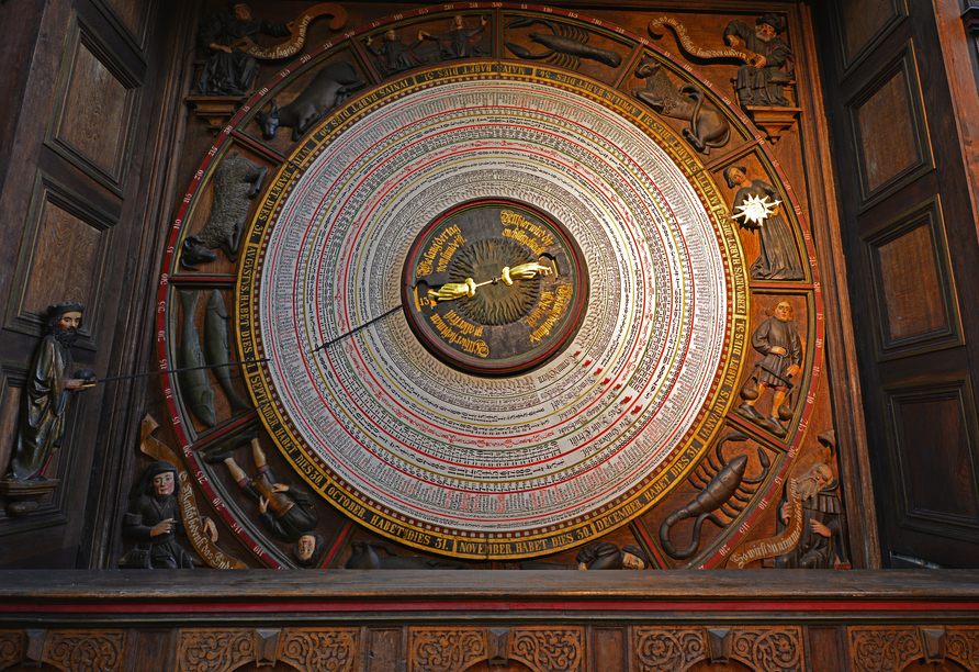 Bewundern Sie die Astronomische Uhr der St. Marienkirche.