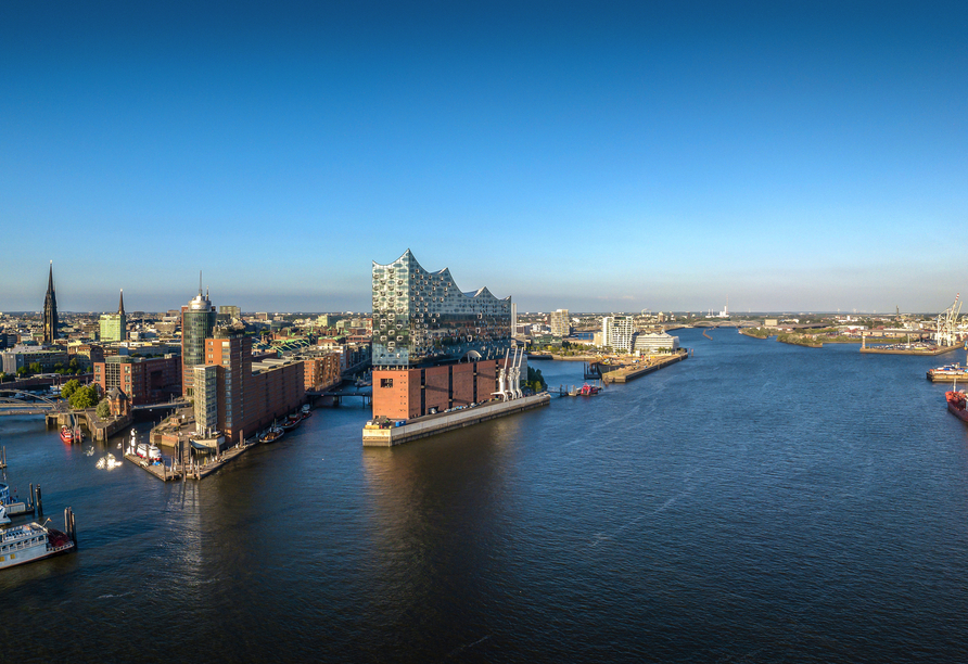 Die Hamburger Elbphilharmonie bei Sonnenuntergang 