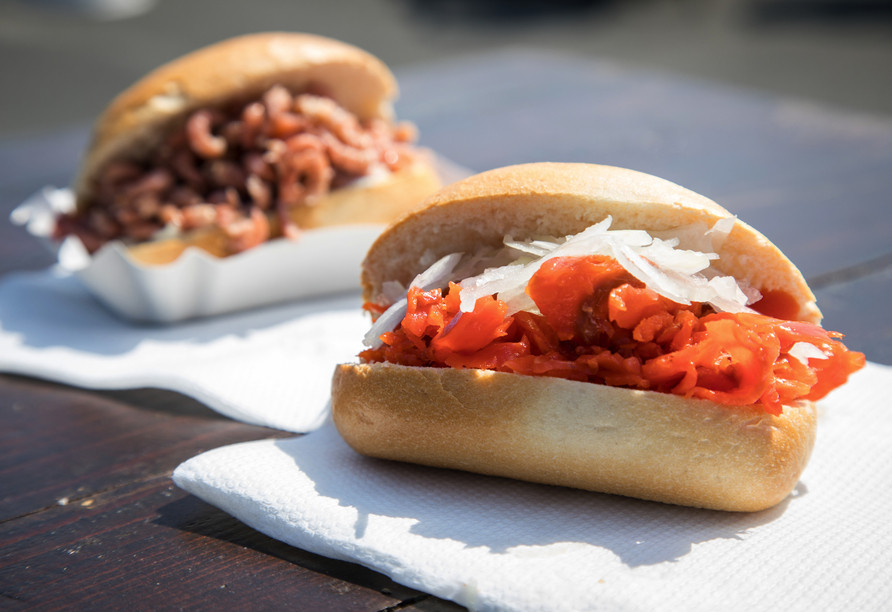 Greifen Sie in Hamburg unbedingt bei einem leckeren Fischbrötchen zu!