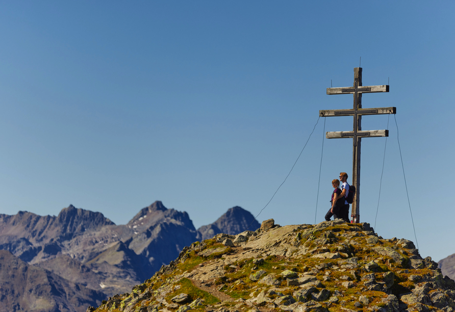 Wagen Sie eine spannende Wanderung zum Wetterkreuz von Hochoetz.