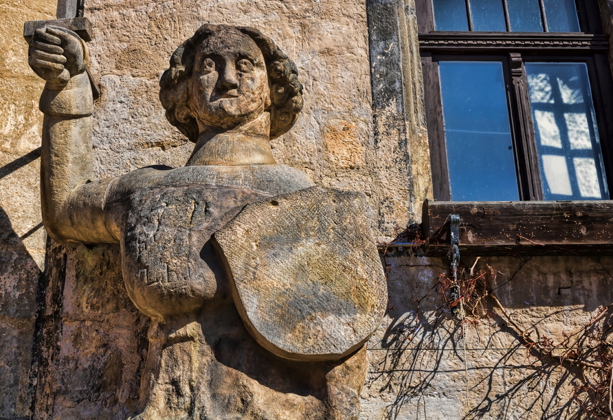 Die Rolandstatue am Rathaus in Quedlinburg