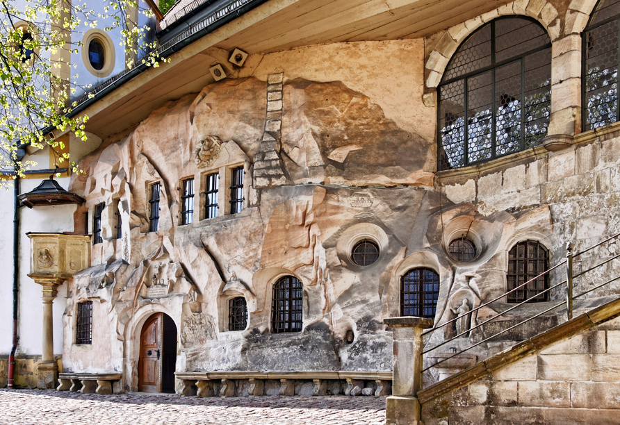 Die Felsenkapelle St. Salvator Kapelle ist ein einmaliger Anblick und auch im Inneren faszinierend.