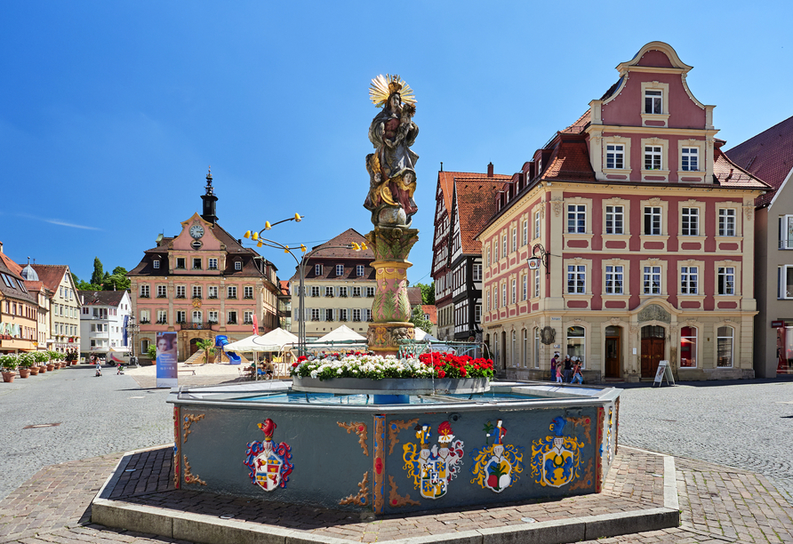 Rund um den Marktplatz laden Cafés und Restaurants in die schwäbische Küche ein.