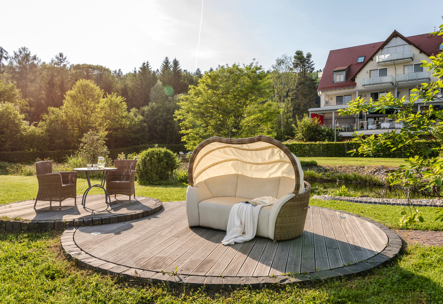 Die Außenanlage des Hotels lädt zum Verweilen ein.