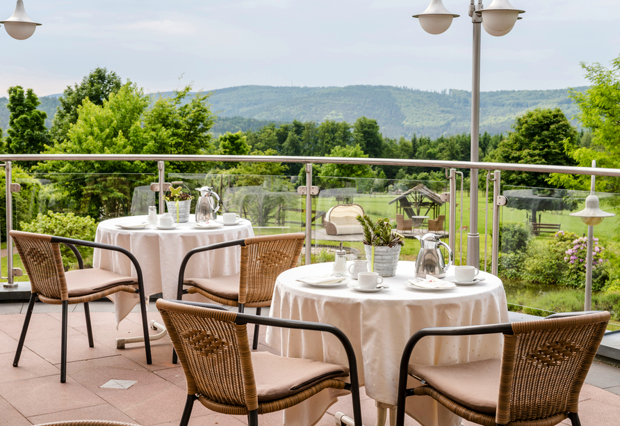 Genießen Sie einen herrlichen Ausblick von der Südterrasse des Hotels aus.