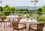 Genießen Sie einen herrlichen Ausblick von der Südterrasse des Hotels aus.