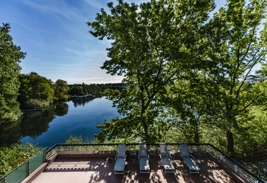 Wohlfühl-Momente auf der Spa-Terrasse mit Blick auf den glitzernden See