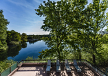 Wohlfühl-Momente auf der Spa-Terrasse mit Blick auf den glitzernden See