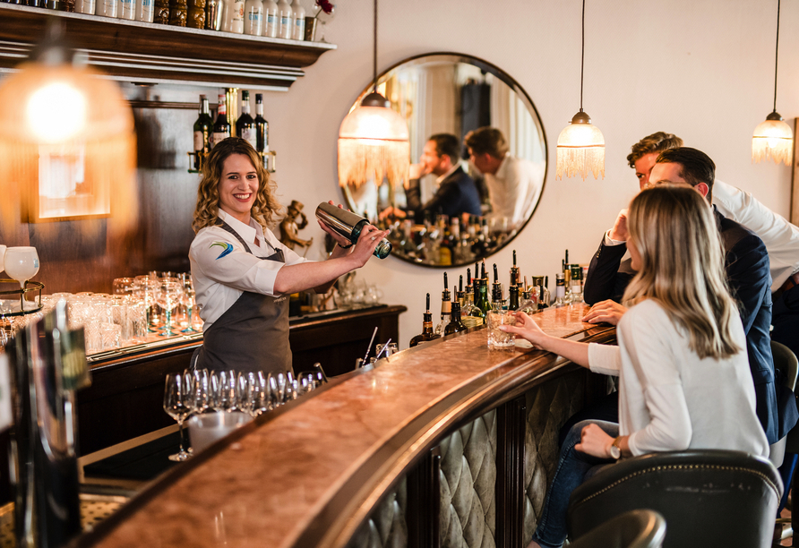 Gesellige Abende an der Hotelbar