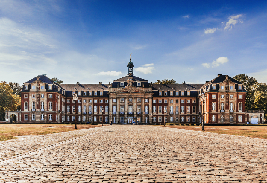 Bestaunen Sie das barocke Fürstbischöfliche Schloss Münster.