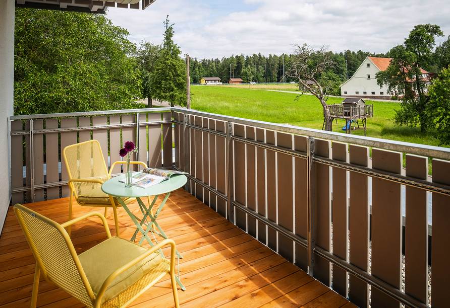 Tanken Sie Sonne auf dem Balkon Ihres Zimmers und genießen Sie den Blick ins Grüne.