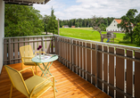 Tanken Sie Sonne auf dem Balkon Ihres Zimmers und genießen Sie den Blick ins Grüne.