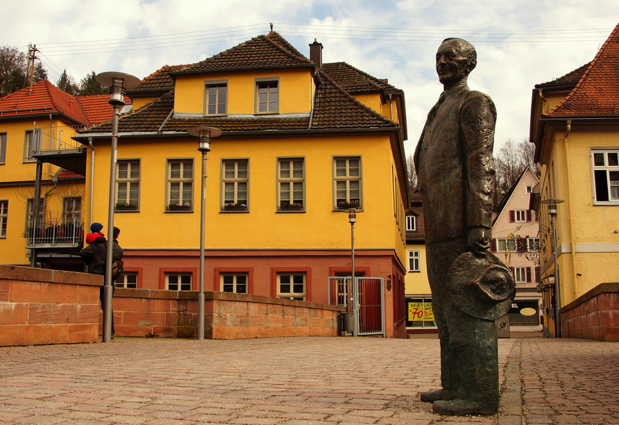 In Calw werden Sie auch der Hermann-Hesse-Statue begegnen.