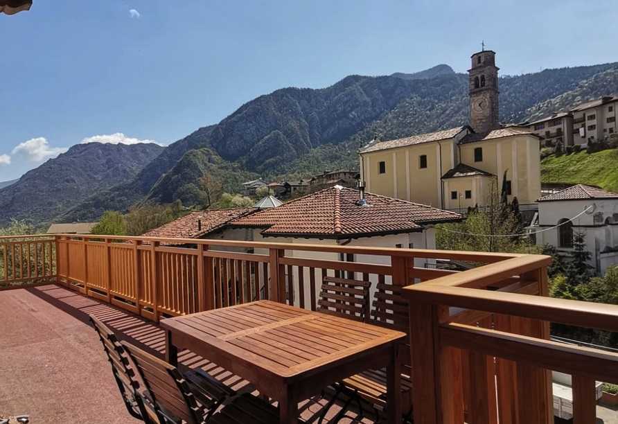 Genießen Sie den Ausblick von der Terrasse des Hotels.