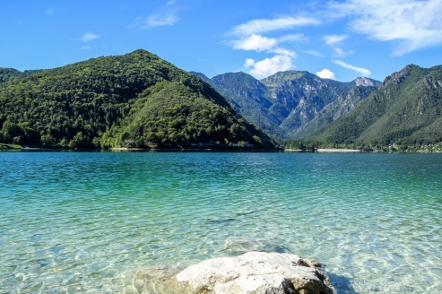 Der Ledrosee begeistert Urlauber mit seinem glasklaren und türkisfarbenen Wasser.