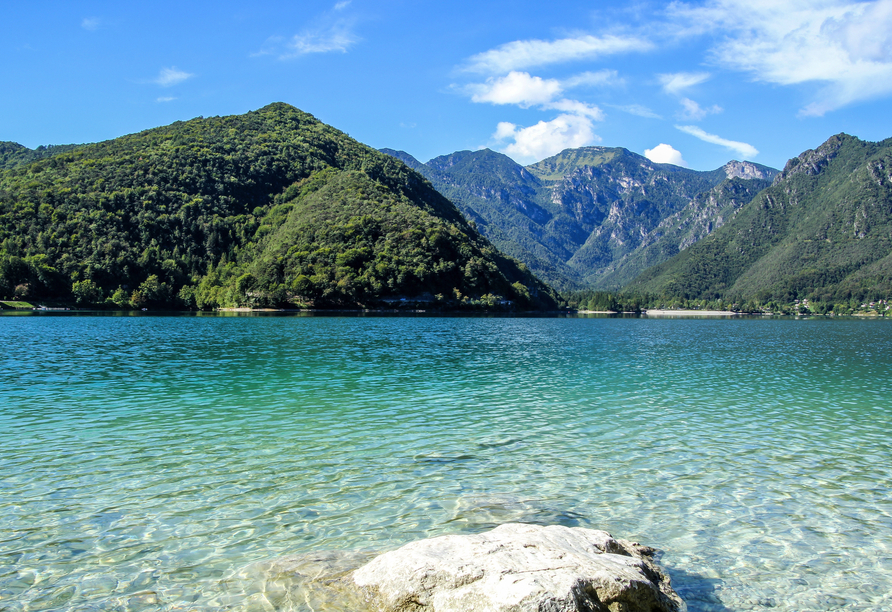 Der Ledrosee begeistert Urlauber mit seinem glasklaren und türkisfarbenen Wasser.