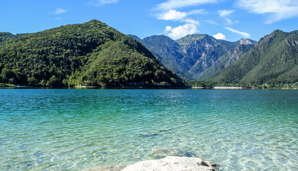 Der Ledrosee begeistert Urlauber mit seinem glasklaren und türkisfarbenen Wasser.