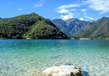 Der Ledrosee begeistert Urlauber mit seinem glasklaren und türkisfarbenen Wasser.