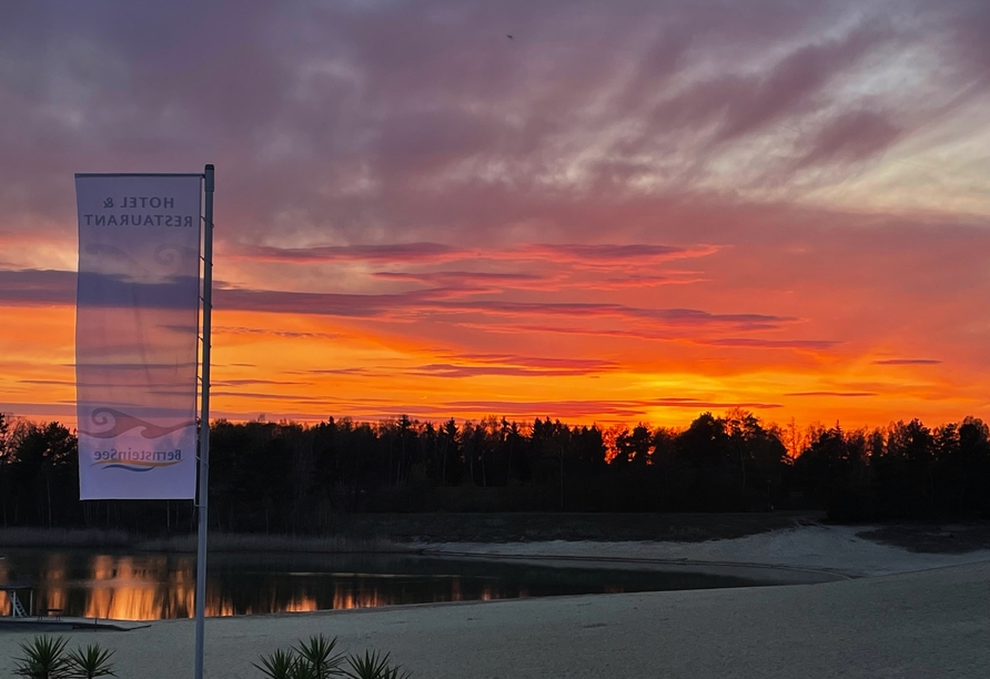 In Ihrem Urlaub können Sie traumhafte Sonnenuntergänge am See erleben.