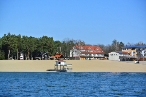 Willkommen im BernsteinSee Hotel – direkt am See mit hauseigenem Sandstrand!