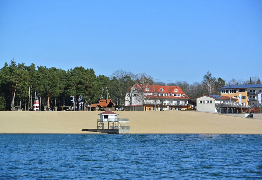 Willkommen im BernsteinSee Hotel – direkt am See mit hauseigenem Sandstrand!