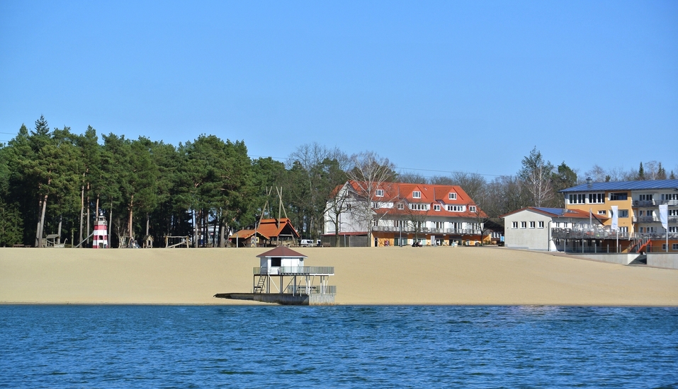 Willkommen im BernsteinSee Hotel – direkt am See mit hauseigenem Sandstrand!