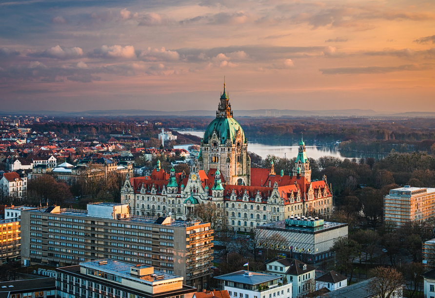 Das beeindruckende Rathaus ziert das Stadtbild Hannovers.