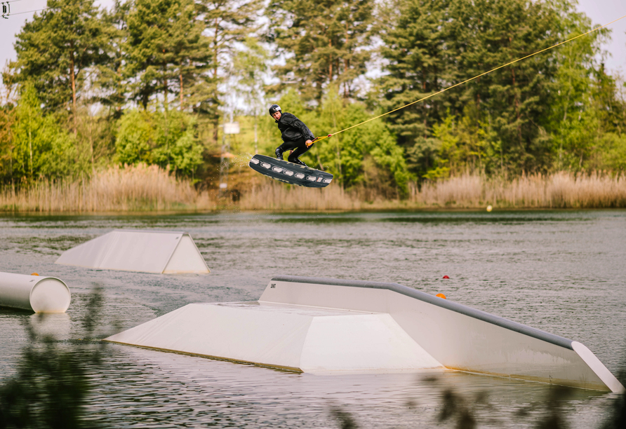 Bei Wakeboard, Wasserski, Stand up Paddling, Beachvolleyball, Adventure Golf, Kartfahren, Ponyreiten und Bogenschießen kommt keine Langeweile auf!