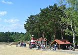 Kinder toben sich direkt am Strand auf dem großen Abenteuerspielplatz aus.