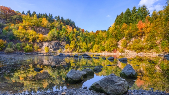 Der malerische Katzenbuckelsee liegt unweit Ihres Hotels.