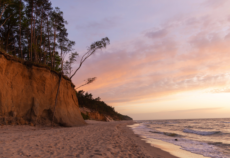 Die Steilküste an der polnischen Ostseeküste in der Abenddämmerung