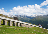 Fahren Sie mit der traditionsreichen Standseilbahn Parsenn, die aus dem Bergtourismus in Davos nicht mehr wegzudenken ist.