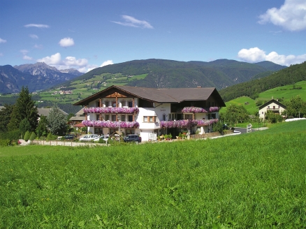 Die Außenansicht Ihres Hotels Rosenheim in Rodeneck