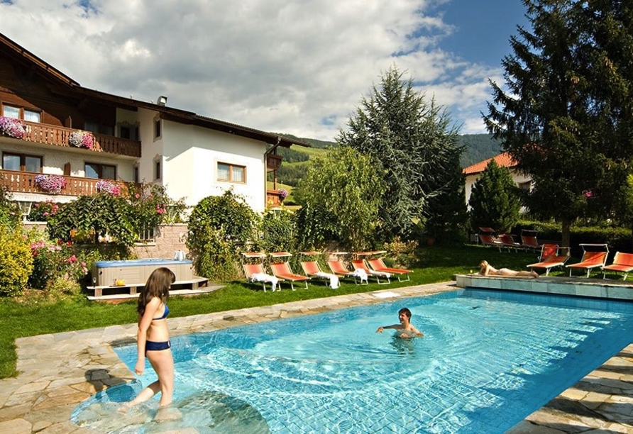 Schwimmen Sie ein paar Bahnen im Außenpool.