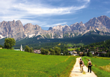 Unternehmen Sie eine Wanderung durch die herrliche Naturlandschaft der Dolomiten.