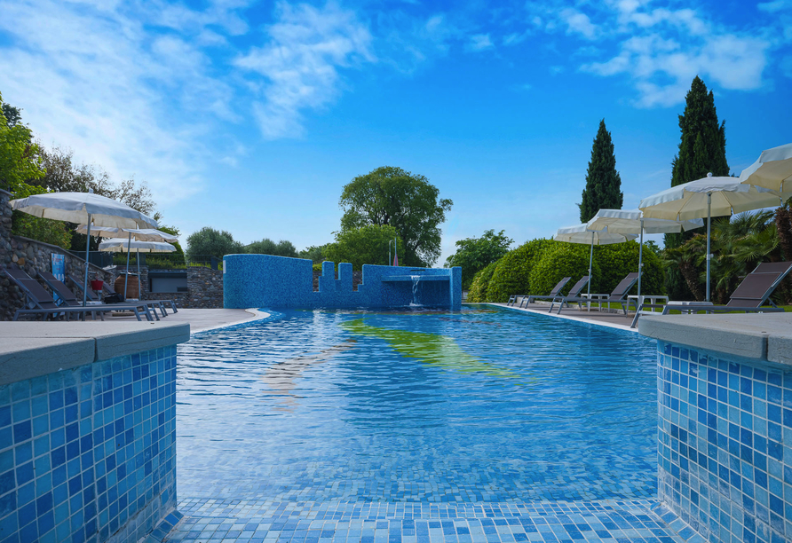 Auf den Sonnenliegen am Pool können Sie Ihre Auszeit in vollen Zügen genießen.