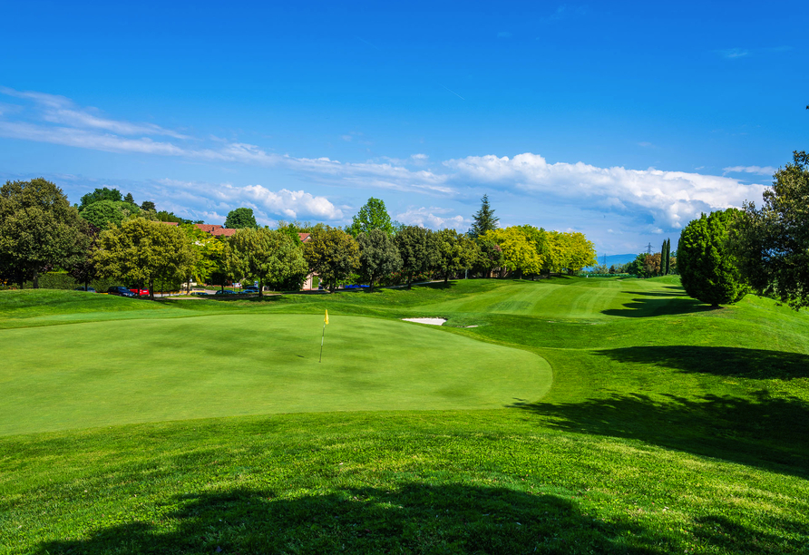 Spielen Sie eine Partie Golf auf der großzügigen 18-Loch-Golfanlage des Hotels.