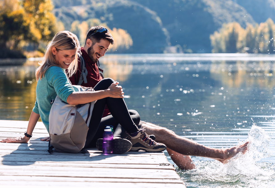 Der See und die umliegende Natur laden zu gemütlichen Spaziergängen und anspruchsvollen Wanderungen ein.