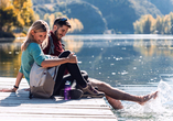 Der See und die umliegende Natur laden zu gemütlichen Spaziergängen und anspruchsvollen Wanderungen ein.