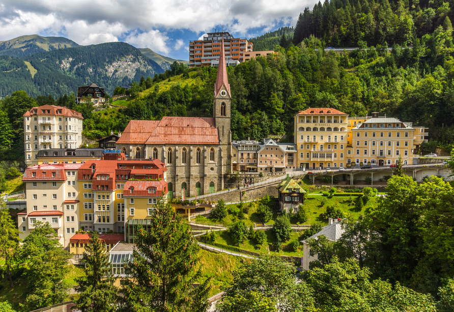 Bei einem Besuch im benachbarten Kurort Bad Gastein bestaunen Sie die Grand Hotels der Belle-Époque.