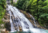 Lassen Sie sich den atemberaubenden Anblick des Gasteiner Wasserfalls in der Altstadt von Bad Gastein nicht entgehen!