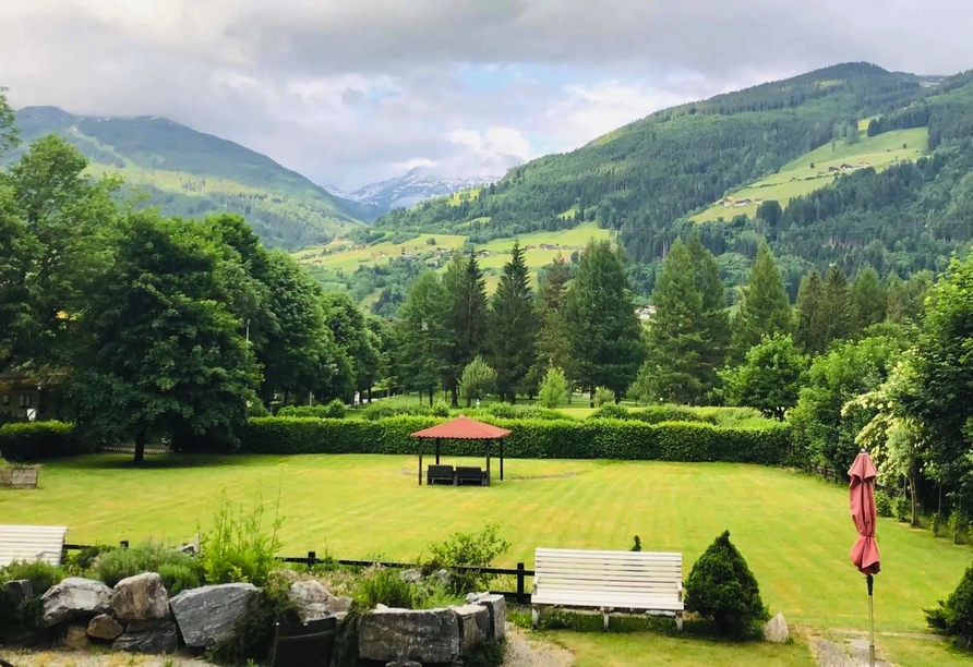 Auf der schönen Terrasse und im Garten können Sie wunderbar zur Ruhe kommen.